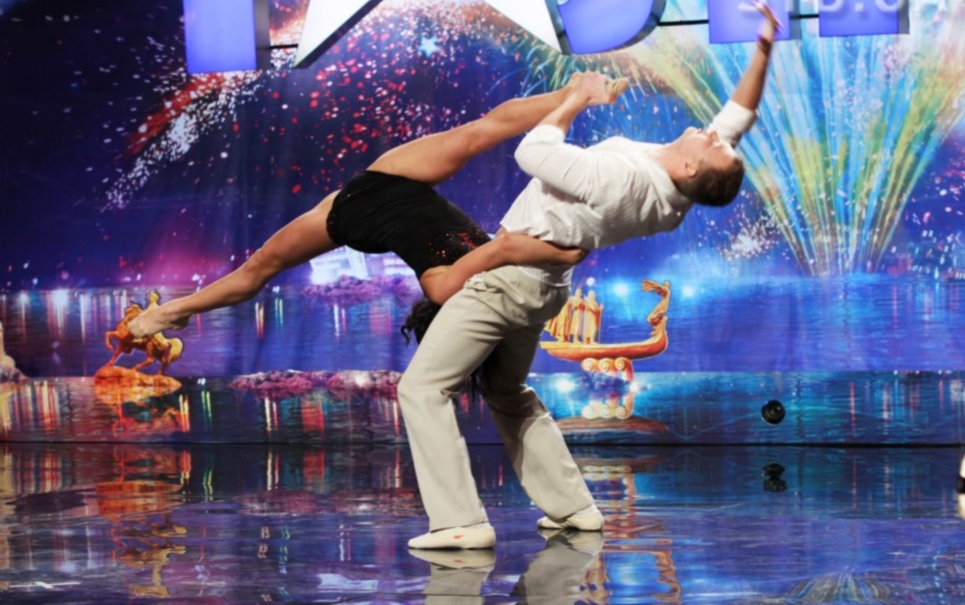 Casal de dançarinos choca o mundo com apresentação em show de talentos