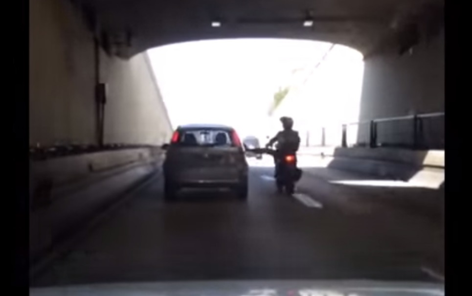 Motoqueiro dá chutão em carro e recebe castigo instantâneo [vídeo]