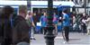 Trolls colam iPhone 5 no ch�o e pregam pe�a em pra�a na Holanda [v�deo]