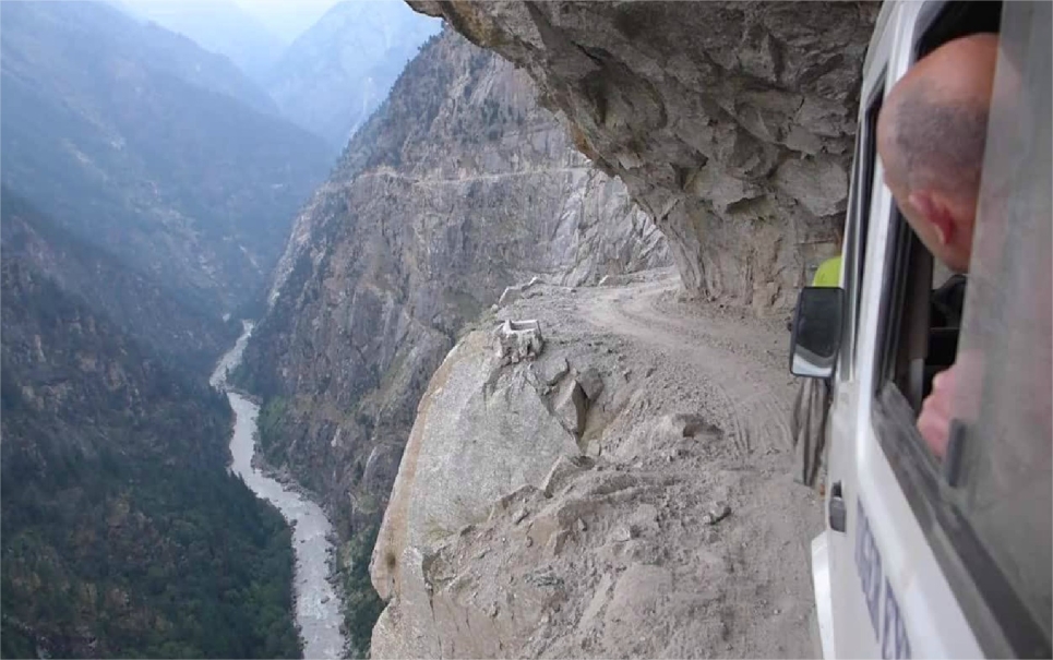 Vídeo sensacional mostra estrada que leva às montanhas do Himalaia