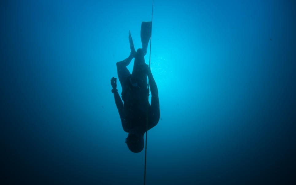 Recordista americano em mergulho livre morre ao tentar bater nova marca