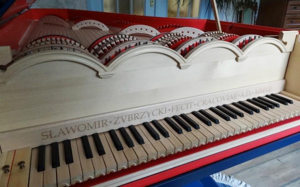 Pianista constrói instrumento baseado em projeto de Leonardo da Vinci