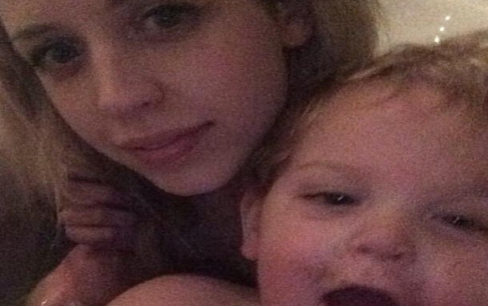 Peaches Geldof posa para foto com filho... E uma mão fantasma