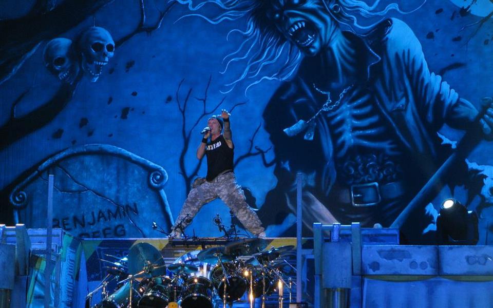 Músicos do Iron Maiden ensinam como ganhar (muito) dinheiro com a pirataria