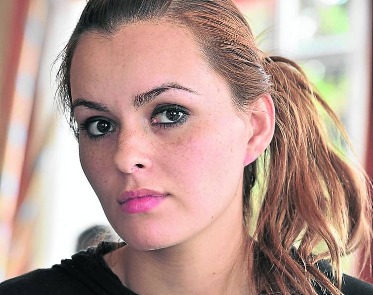Garota se casa com assassino de sua irmã gêmea