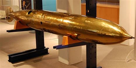 Golfinho da marinha americana encontra torpedo de 130 anos no fundo do mar