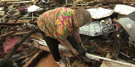 Mulher reencontra o cachorro após a passagem do tornado em Oklahoma