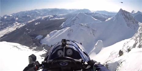 Piloto de snowmobile realiza salto incrível e é salvo pelo paraquedas