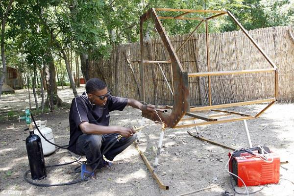 Africano constrói seu próprio helicóptero caseiro
