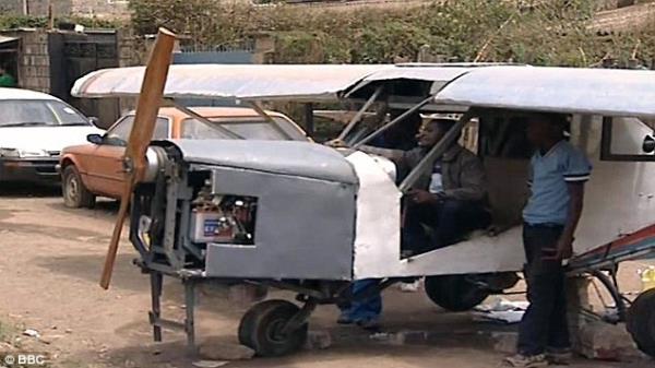 Africano constrói seu próprio helicóptero caseiro