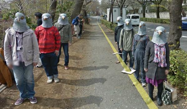 Pombos humanos são flagrados pelo Google Street View