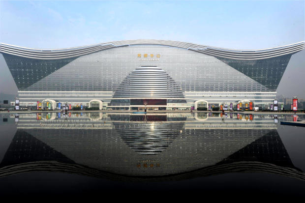 Edifício mais largo do mundo é inaugurado na China