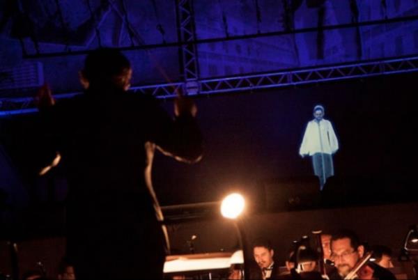 Falhas técnicas marcam show com holograma de Renato Russo