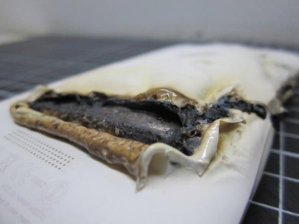 HTC One X pega fogo durante carga, mas proprietário felizmente não se feriu