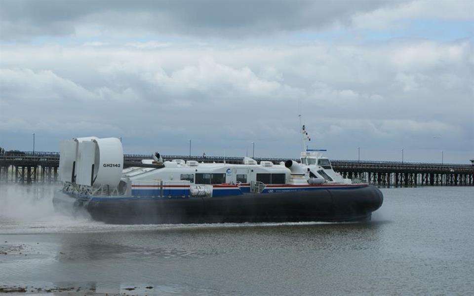 Bizarro: hovercraft militar atraca em praia cheia de gente na Rússia