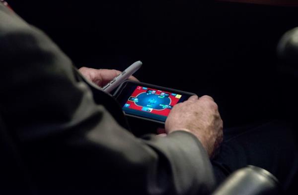 No flagra: senador dos EUA é pego jogando no iPhone durante reunião urgente