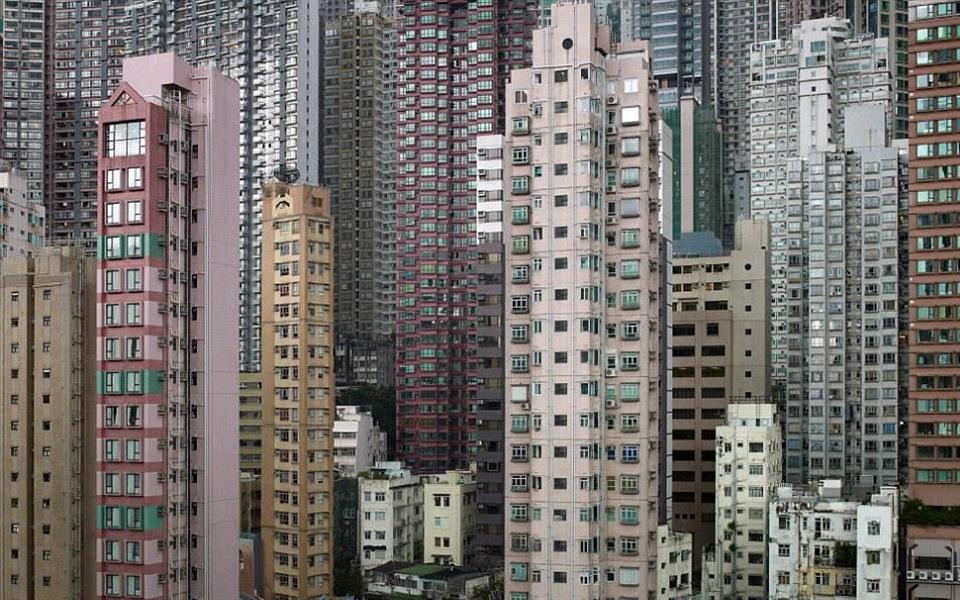 A realidade das famílias que vivem em apartamentos minúsculos em Hong Kong