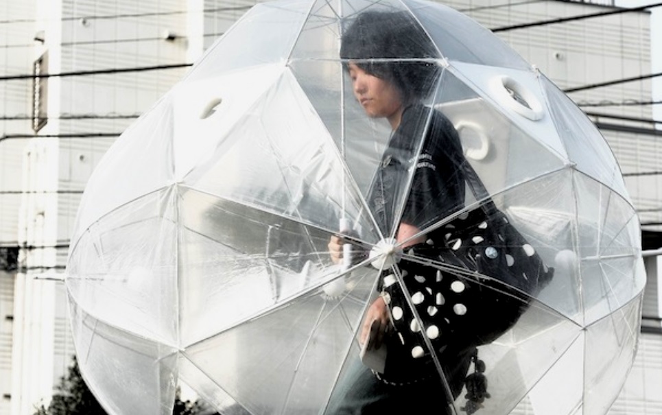 Japoneses criam guarda-chuva que protege o corpo inteiro Japoneses criam guarda-chuva que protege o corpo inteiro