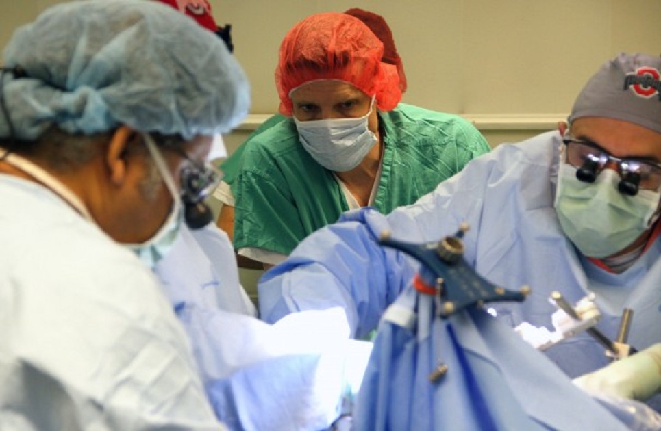 Paciente recebe a primeira espinha dorsal eletrônica