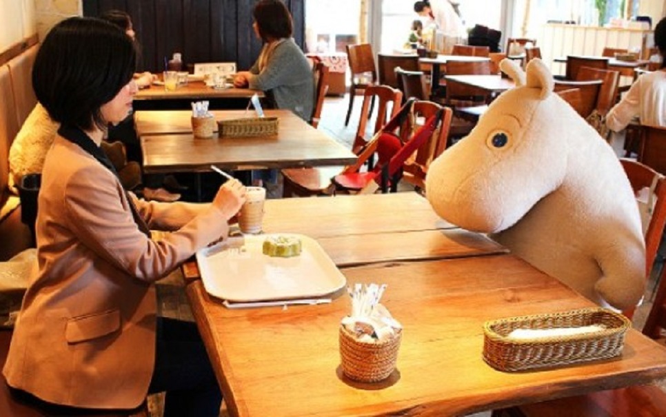 Cafeteria japonesa combate solidão dos clientes com bichos de pelúcia