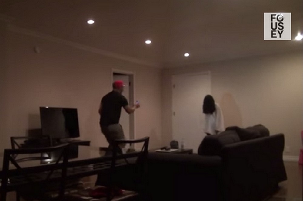 Vítima de pegadinha assustadora aplicada por amigos desmaia e chora muito Vítima de pegadinha assustadora aplicada por amigos desmaia e chora muito