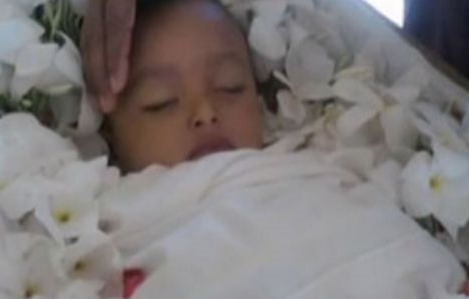 Menina de 3 anos declarada morta acorda no meio do próprio velório