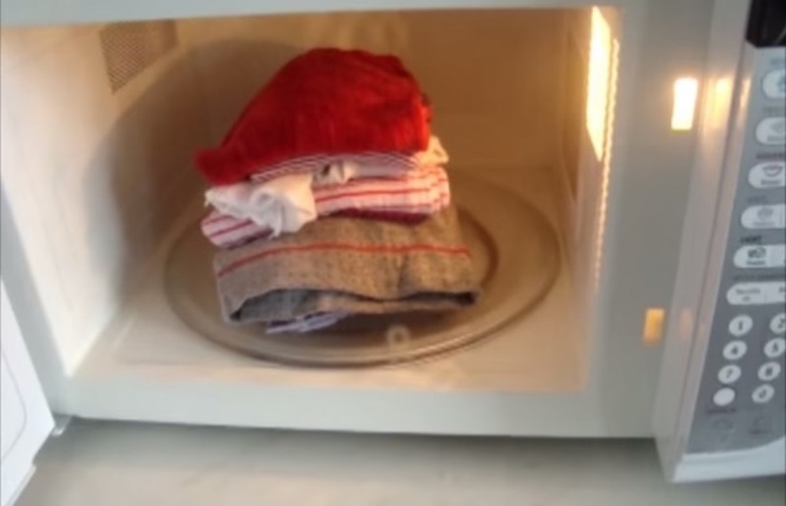 Aprenda a passar roupa utilizando o seu forno micro-ondas