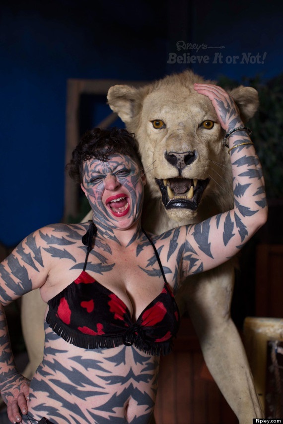 Mulher-tigre tem 90% do corpo tatuado: “Ainda faltam alguns detalhes”