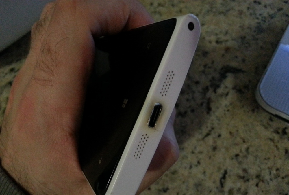 No Brasil: Lumia 920 pega fogo, mas continua funcionando normalmente