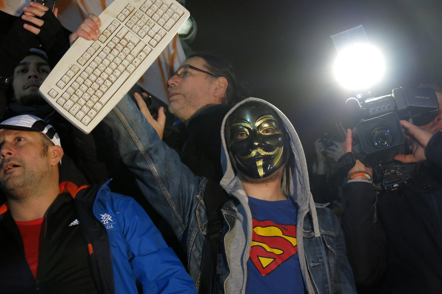 Húngaros protestam contra nova cobrança de internet proposta pelo governo