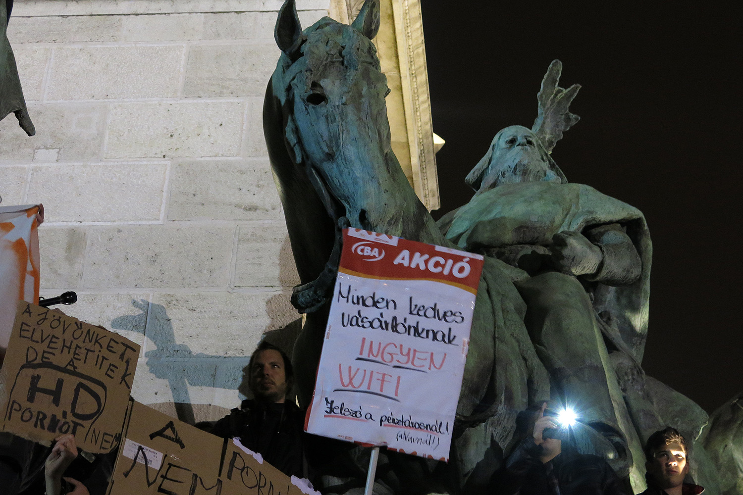 Húngaros protestam contra nova cobrança de internet proposta pelo governo 