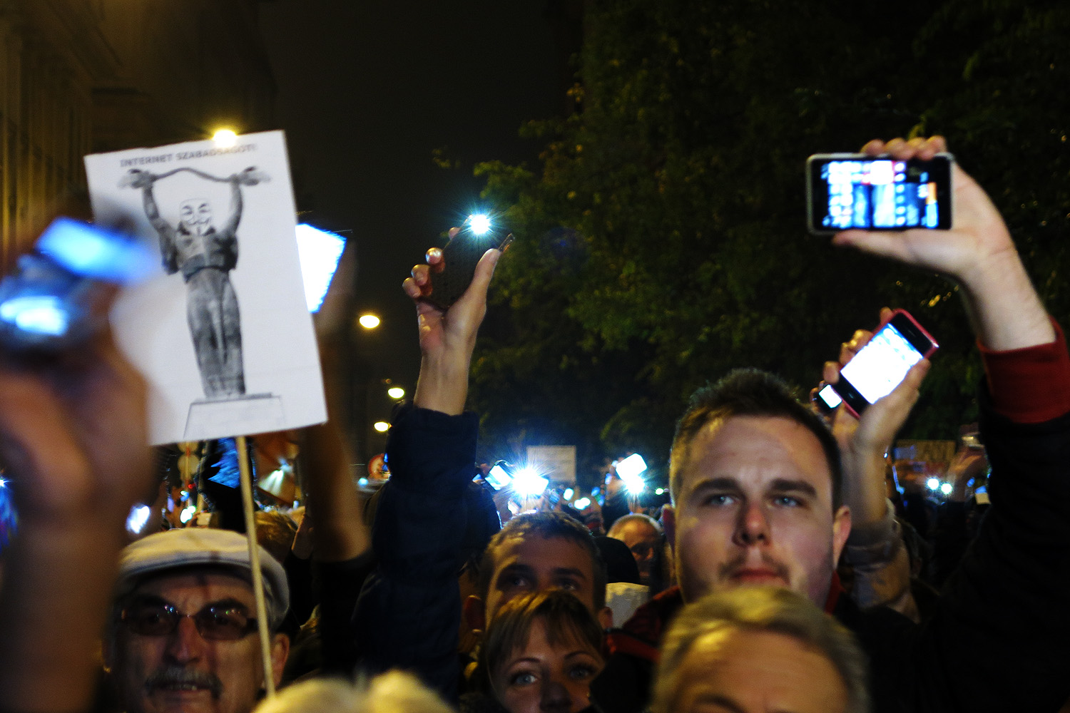 Húngaros protestam contra nova cobrança de internet proposta pelo governo 