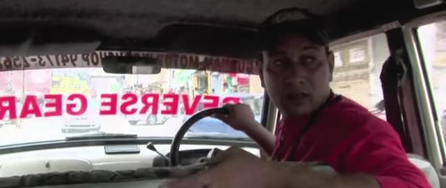 Taxista indiano dirige para trás há 30 anos e tem autorização para isso Taxista indiano dirige para trás há 30 anos e tem autorização para isso