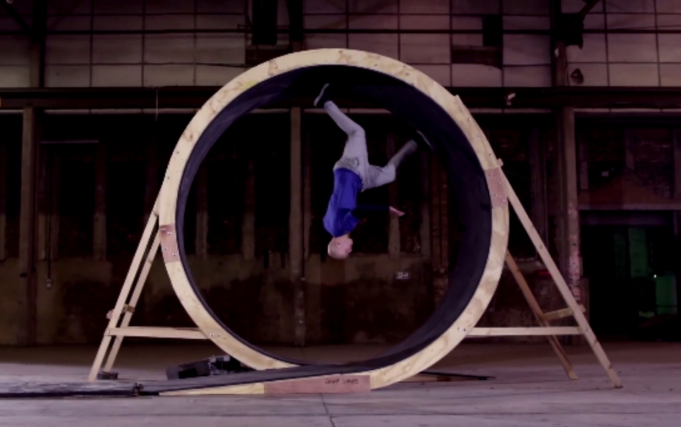 Campanha da Pepsi mostra ginasta correndo em looping [vídeo]