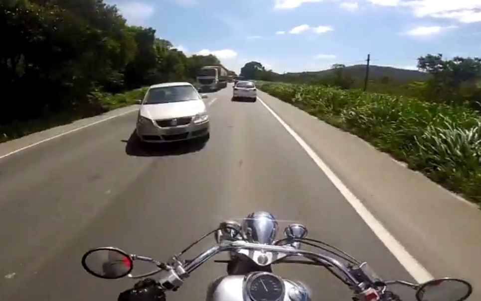 Motociclista registra acidente em uma estrada de Santa Catarina [vídeo]