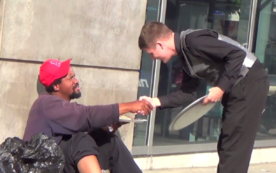 Moradores de rua recebem o tratamento que merecem [vídeo]