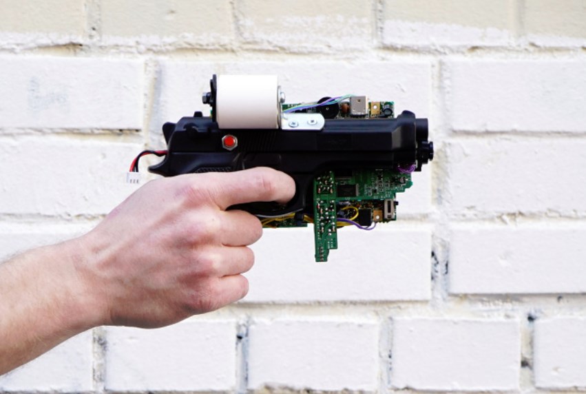 Câmera em forma de arma feita com Game Boy funciona de verdade [vídeo]