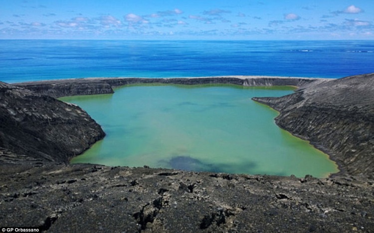 Vulcão submerso dá origem a ilha de praias negras em pleno Oceano Pacífico