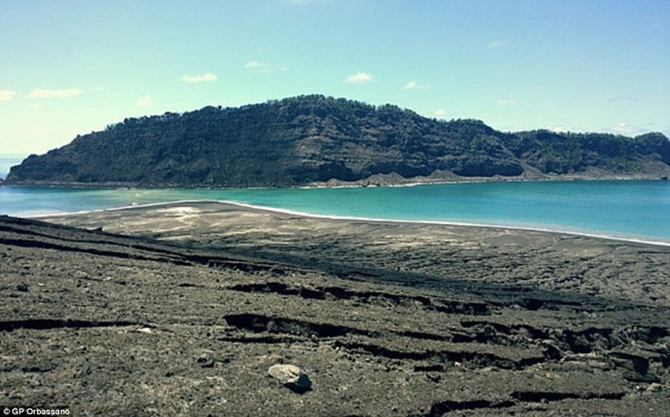 Vulcão submerso dá origem a ilha de praias negras em pleno Oceano Pacífico