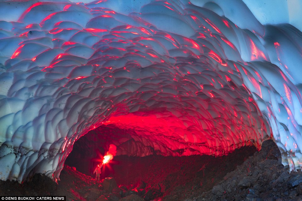 Imagens impressionantes mostram arco-íris preso em caverna de gelo