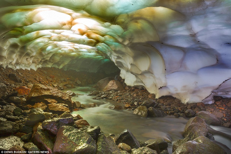 Imagens impressionantes mostram arco-íris preso em caverna de gelo