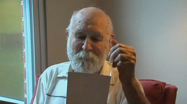 Duane Schrock Sr. lê o cartão que levou 26 anos para ser entregue