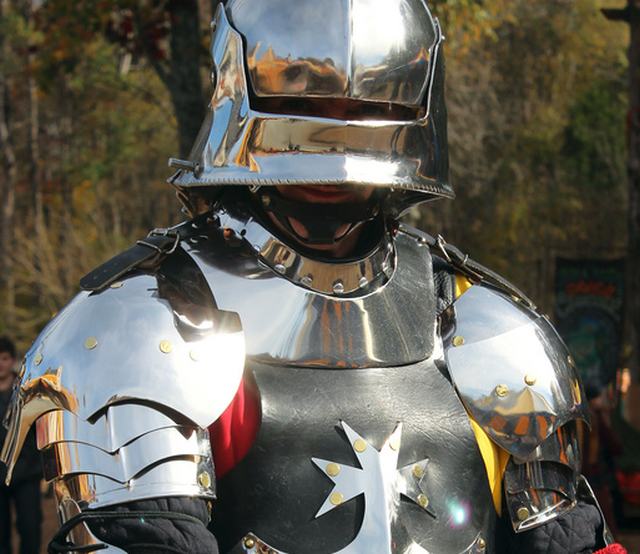 Reflexo solar em armadura de Gerolde fez o guerreiro vencer o seu primeiro duelo contra um dragão Reflexo solar em armadura de Gerolde fez o guerreiro vencer o seu primeiro duelo contra um dragão