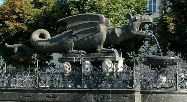 Estátua de Lindwurm enfeita a cidade de Klagenfurt desde 1582 Estátua de Lindwurm enfeita a cidade de Klagenfurt desde 1582