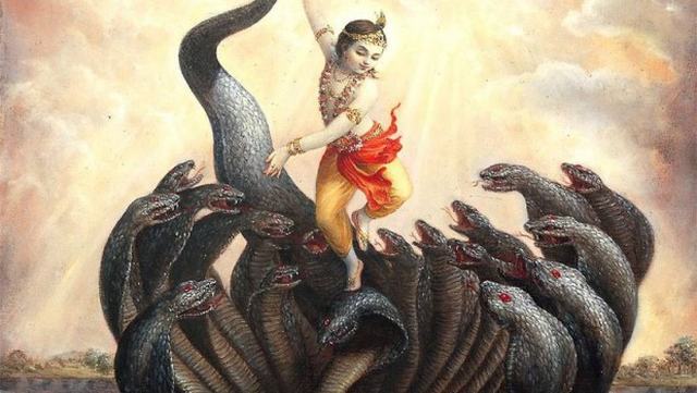 Krishna quase derrotou Kaliya dançando sobre suas cabeças Krishna quase derrotou Kaliya dançando sobre suas cabeças