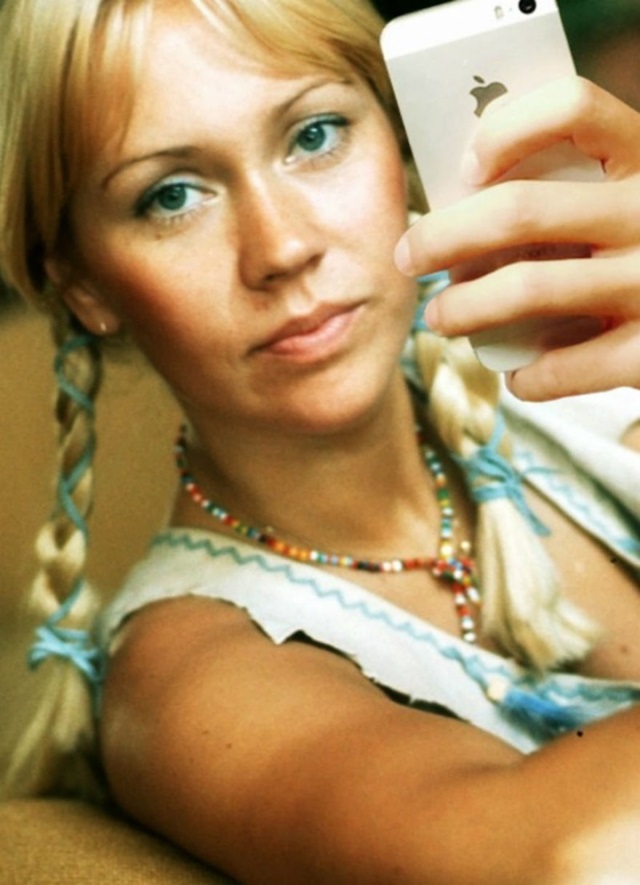 Agnetha Fältskog fez sucesso na década de 1970 com a banda de música pop ABBA. Agnetha Fältskog fez sucesso na década de 1970 com a banda de música pop ABBA.