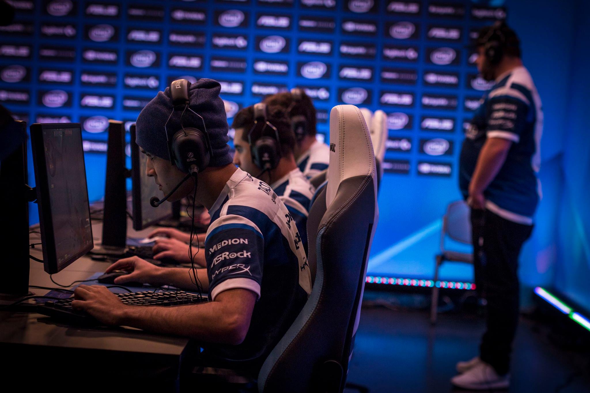 É bicampeão! Brasileiros faturam mais um mundial de Counter-Strike em 2016 É bicampeão! Brasileiros faturam mais um mundial de Counter-Strike em 2016