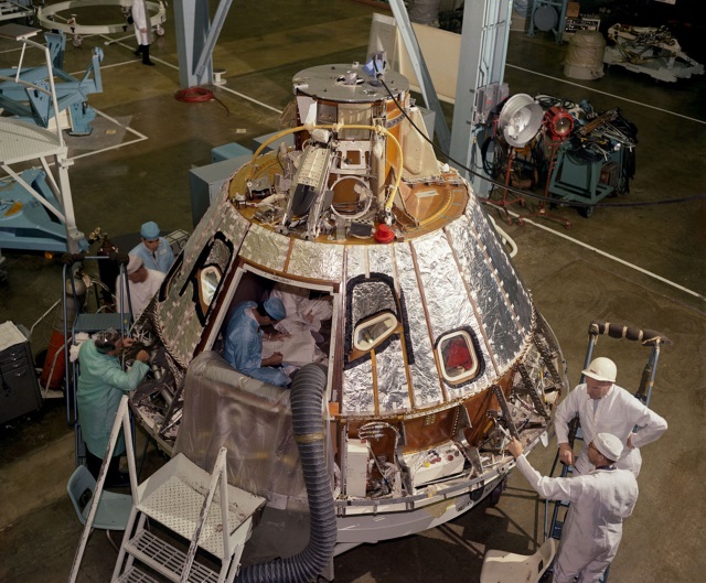 Engenheiros da NASA trabalhando na construção do módulo de comando antes do acidente Engenheiros da NASA trabalhando na construção do módulo de comando antes do acidente