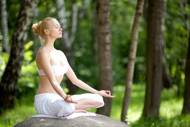 A respiração profunda é uma das técnicas aprendidas no yoga para relaxarmos (Crédito: Reprodução)