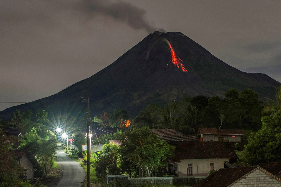 Vulcão Montanha de Fogo volta a entrar em erupção na Indonésia TecMundo